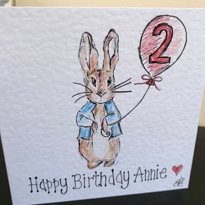 Dessiné à la main illustré à la main Peter Rabbit avec une carte d’anniversaire en ballon peut être personnalisé
