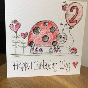Cartão de aniversário de joaninha fofo desenhado à mão individualmente. Pode ser personalizado