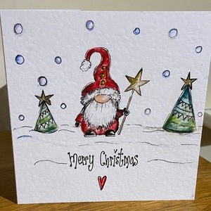 Cartão de Natal gonk ilustrado à mão e desenhado individualmente para encomendar. Pode ser personalizado
