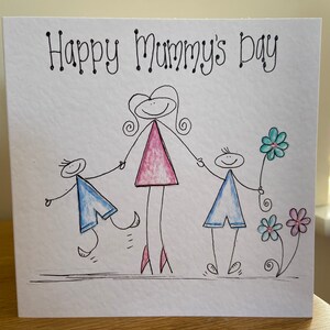 Biglietto per la festa della mamma disegnato a mano. Buona giornata della mamma. Con fiori abbelliti