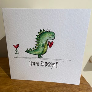 Handgemaakte dinosaurus, valentijnskaart met de hand op bestelling getekend. Origineel kunstwerk. Kan worden gepersonaliseerd