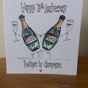 Cartão de aniversário de casal de champanhe desenhado à mão. Parceiros em champanhe. Pode ser personalizado