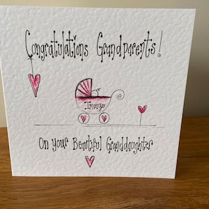 Tarjeta de felicitación para nieta hecha a mano y dibujada a mano. Diseño de cochecito de bebé rosa. Felicidades abuelos. Personalizada