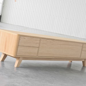 Mobile TV in rovere con cassetti, credenza bassa in rovere per riporre i contenuti multimediali, credenza bassa per soggiorno, mobile TV, consolle multimediale, credenza lunga, mobile TV