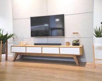 Mobile porta TV in rovere stile moderno di metà secolo con cassetti, consolle multimediale realizzata a mano.