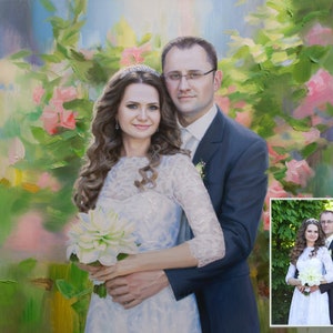Puede incluir: Una pintura de retrato de boda de una pareja en un entorno de jardín. La novia lleva un vestido blanco de encaje y sostiene un ramo de flores blancas. El novio lleva un traje oscuro y corbata. El fondo es una pintura borrosa de hojas verdes y flores rosas.