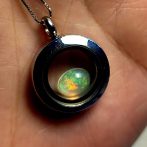 Ciondolo medaglione con opale, Opale etiope naturale, Locket e gemma, Cabochon di opale, Galleggiante di cristalli, Memory Shaker, Unico