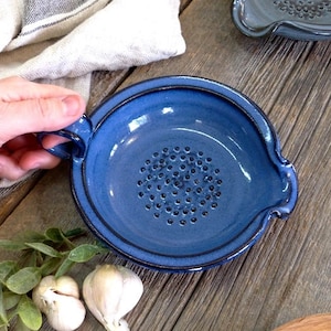 Garlic grater Pottery grater plate w handle, Garlic, ginger, nutmeg, parmesan & pepper grater, Ceramic, Stoneware, Handmade, Wheel thrown Blue