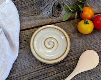 Saucer – Pottery mini 10 cm plate, Ring dish, Spoon rest, Candle holder, Pepper mill holder, Ceramic, Stoneware, Handmade, Wheel thrown