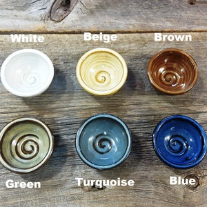 Puede incluir: Seis peque&ntilde;os cuencos de cer&aacute;mica con un dise&ntilde;o de espiral en varios colores: blanco, beige, marr&oacute;n, verde, turquesa y azul.