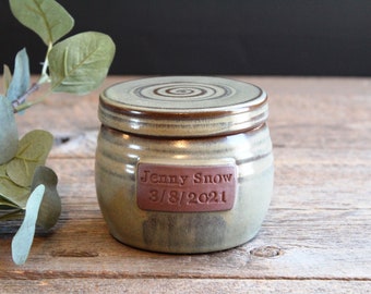 Urna personalizada, urna de cremación extra pequeña de cerámica con placa para nombre, 25 pulgadas cúbicas, para persona o mascota, cerámica, gres, hecha a mano, torneada.