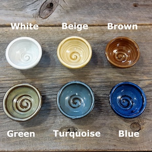 Puede incluir: Seis peque&ntilde;os cuencos de cer&aacute;mica con un dise&ntilde;o en espiral en varios colores: blanco, beige, marr&oacute;n, verde, turquesa y azul.