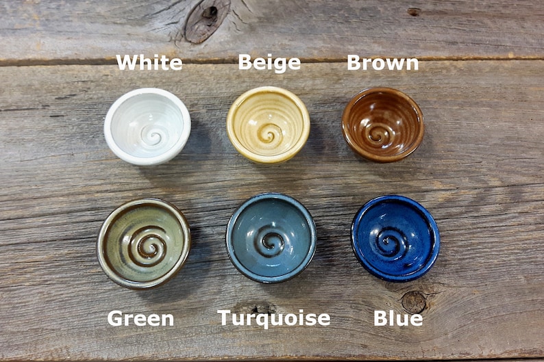 Puede incluir: Seis peque&ntilde;os cuencos de cer&aacute;mica con un dise&ntilde;o en espiral en varios colores: blanco, beige, marr&oacute;n, verde, turquesa y azul.