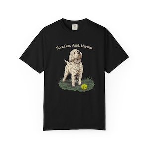 Puede incluir: Camiseta negra con una ilustración de un perro y el texto "No take. Just throw." El perro está representado sobre hierba con una pelota de tenis amarilla. El diseño está impreso en una camiseta negra de manga corta.