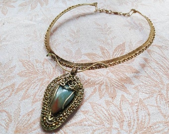 Statement waved necklace. Agate stone and shiny crystals worked in elegant necklace.