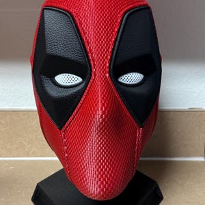 Deadpool Wearable Mask / W Stand