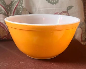 Vintage Pyrex Mixing/Serving Bowl 402 – 1.5 qt Golden Yellow