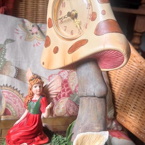 Horloge fantaisiste vintage fée sous le champignon en résine moulée peinte à la main des années 1990