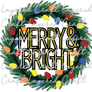 Pu&ograve; includere: Un design di ghirlanda festiva con le parole "MERRY & BRIGHT" in lettere gialle. La ghirlanda &egrave; composta da aghi di pino verdi e adornata con luci natalizie colorate rosse, gialle, blu e arancioni.