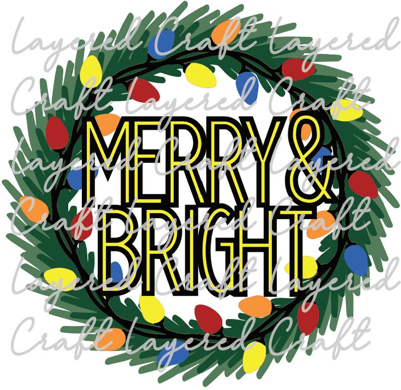 Pu&ograve; includere: Un design di ghirlanda festiva con le parole "MERRY & BRIGHT" in lettere gialle. La ghirlanda &egrave; composta da aghi di pino verdi e adornata con luci natalizie colorate rosse, gialle, blu e arancioni.