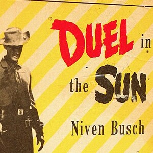 Könnte beinhalten: Ein gelber und weiß gestreifter Buchumschlag mit dem Titel "Duel in the Sun" in roten und schwarzen Buchstaben. Das Buch ist von Niven Busch und ist ein Roman, aus dem der Selznick Technicolor-Filmepos entstand. Der Umschlag zeigt ein Schwarzweißfoto eines Mannes und einer Frau in einer Western-Kulisse. Das Buch ist vom Autor Niven Busch mit dem Datum 12.20-54 signiert.