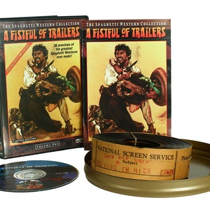 Puede incluir: Una caja de DVD con el título "A Fistful of Trailers" y una imagen de un hombre sosteniendo un arma. La caja está sobre una superficie blanca junto a un carrete de película con una etiqueta que dice "National Screen Service" y "Hang 'Em High".