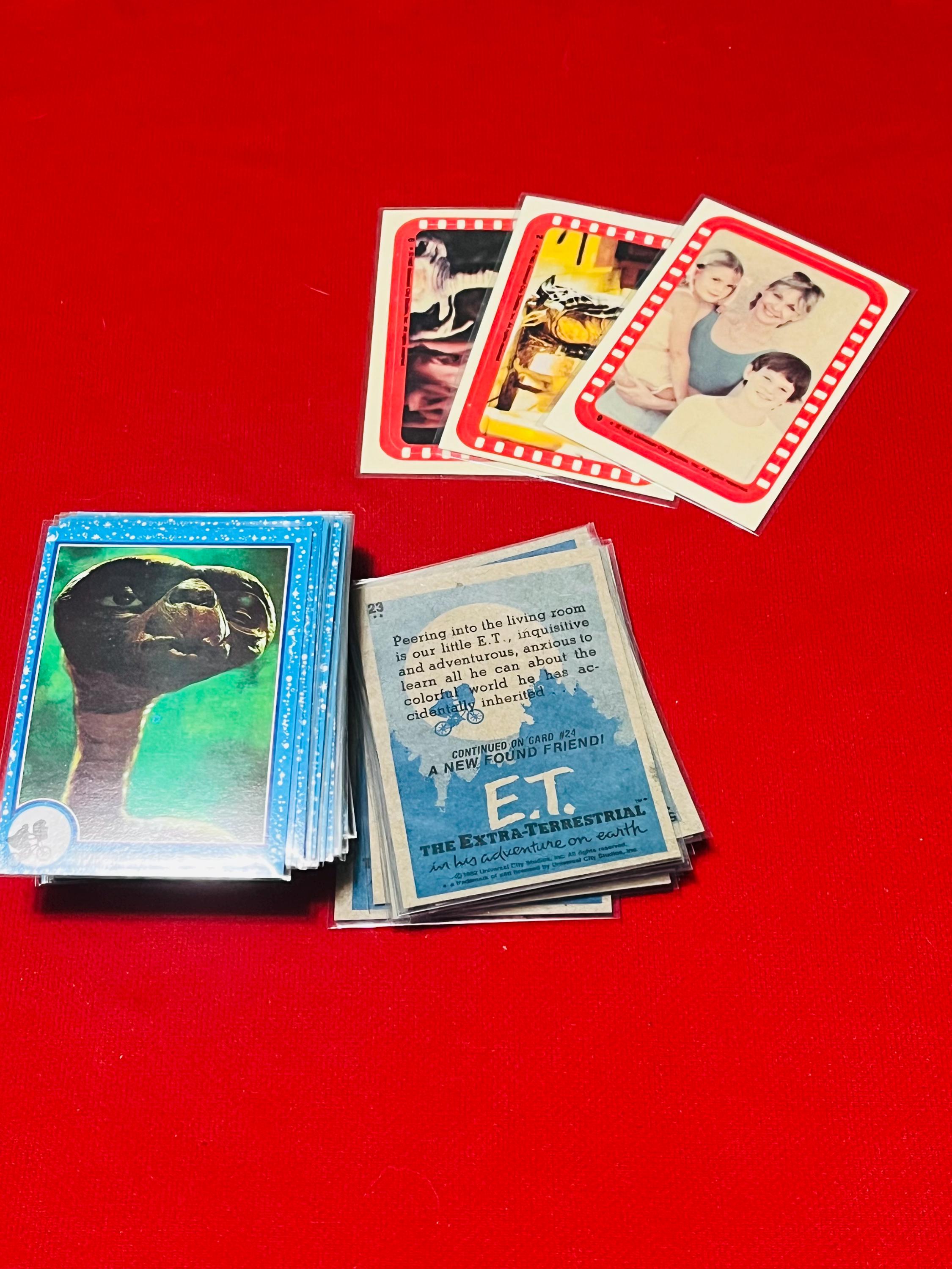 E.T. des années 1980 Le lot de cartes à collectionner vintage - Extra - Terrestrial 62 ! Non complet, + 3 autocollants originaux + 65 mini pochettes !