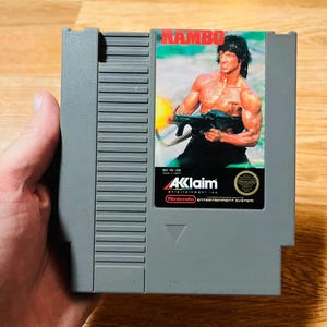Cartucho de videojuego clásico de acción Nintendo Rambo (NES) de los años 80, original, con tapa antipolvo. ¡Probado! ¡Limpiado! Envío gratis. imagen 2