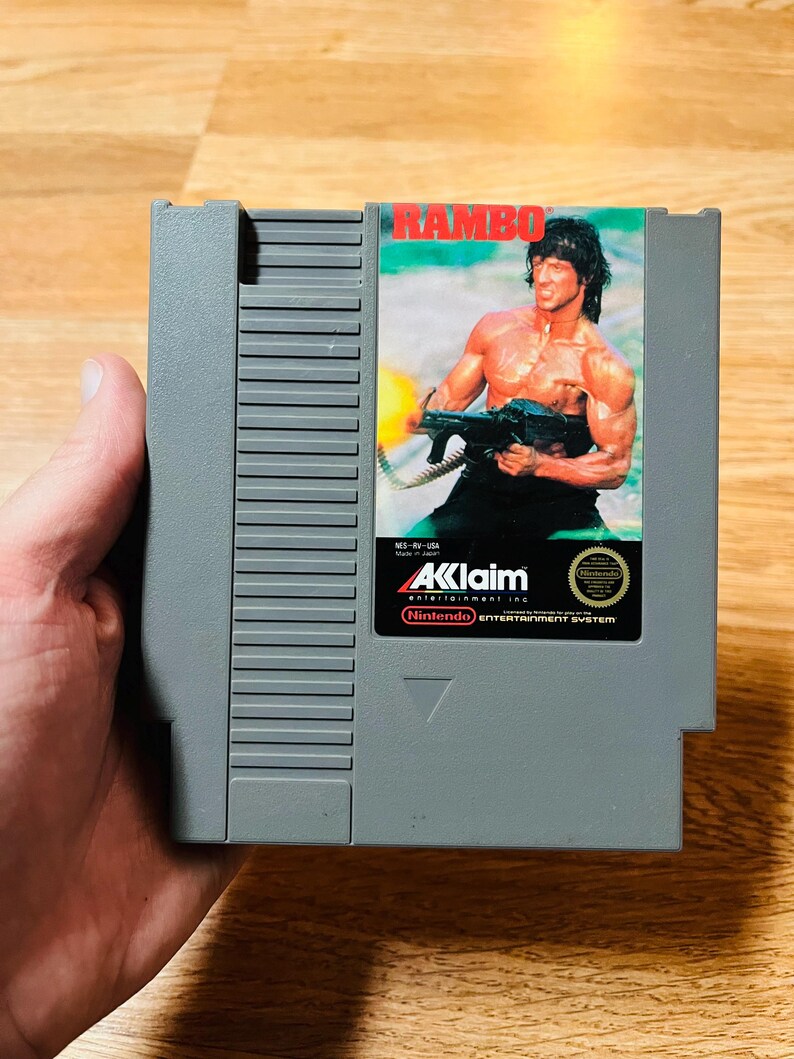 Cartucho de videojuego clásico de acción Nintendo Rambo (NES) de los años 80, original, con tapa antipolvo. ¡Probado! ¡Limpiado! Envío gratis. imagen 2