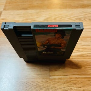 Cartucho de videojuego clásico de acción Nintendo Rambo (NES) de los años 80, original, con tapa antipolvo. ¡Probado! ¡Limpiado! Envío gratis. imagen 3