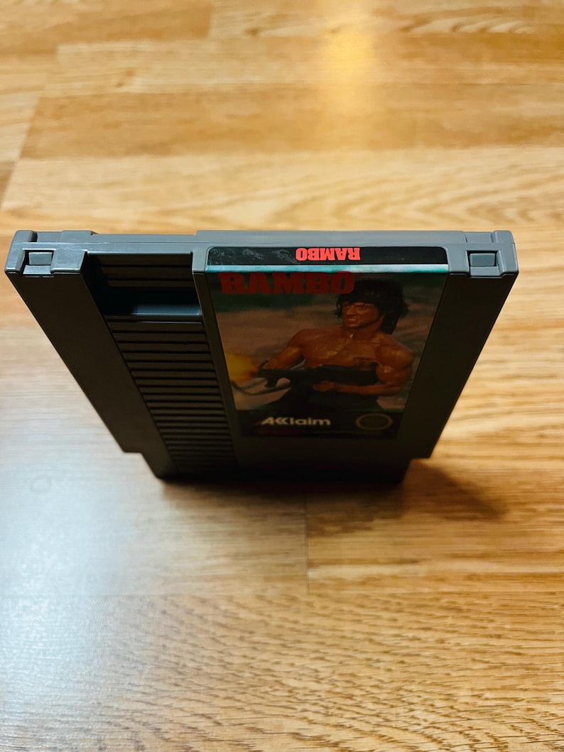 Cartucho de videojuego clásico de acción Nintendo Rambo (NES) de los años 80, original, con tapa antipolvo. ¡Probado! ¡Limpiado! Envío gratis. imagen 3