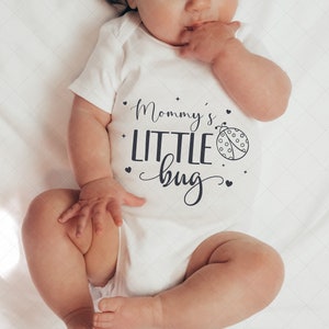 Mommy's little bug SVG, grappige baby svg, baby pasgeboren svg, shirt SVG, kleine bug SVG, bestand knippen, sublimatieontwerp, commercieel gebruik