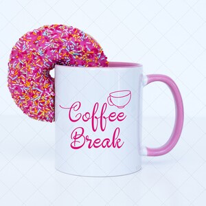 Pu&ograve; includere: Una tazza da caff&egrave; bianca con un bordo e un manico rosa. La tazza ha il testo "Coffee Break" in lettere rosa e un piccolo contorno di una tazzina da caff&egrave;. Un ciambellone rosa con codette colorate &egrave; parzialmente nella tazza.