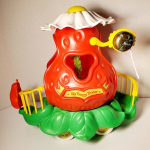 Vintage Strawberry Shortcake Big Berry Trolley Toy Vehicle 1982