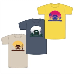 Könnte beinhalten: Drei T-Shirts mit unterschiedlichen Hintergrundfarben und einer Grafik eines Vans, der durch eine Wüstenlandschaft fährt. Die T-Shirts sind beige, gelb und dunkelblau.