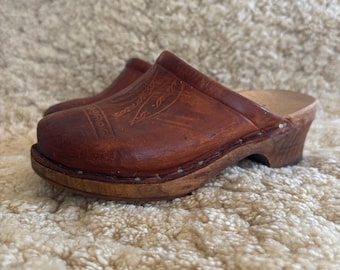 Vintage 1970s Leather Clogs with Floral Embossed Pattern | Heel Wooden Sole | Boho 70s Slip Ons