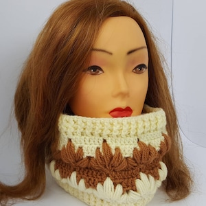 Col d’écharpe, foulard, foulard tricoté, fait à la main, foulard tricoté femme, foulard jaune clair et brun, foulard d’hiver, foulard fait à la main