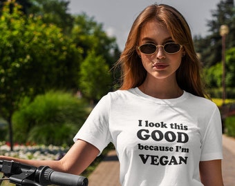 Ich sehe so gut aus, weil ich Vegan T-Shirt, Vegan lustiges T-Shirt, veganes Geschenk, vegane Kleidung, T-Shirt für Veganer, cooles T-Shirt bin