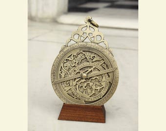 Astrolabe oriental, astronomie, instrument de navigation vintage, astrolabe oriental, arabe islamique, planétarium, zodiaques, étoiles, quadrants