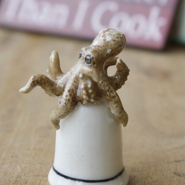 Oktopus Fingerhut, Oktopus Miniatur, Teufel Fisch Miniatur, Fingerhut Sammlung, Oktopus Porzellan Fingerhut, Fingerhut Kunst, Tier Fingerhut