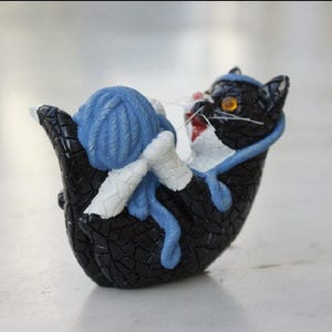 Gato en mosaico blanco y negro, miniatura de gato, figura de gato, animales en mosaico, colección de gatos, amo a mi gato, figura de gato jugando con hilo