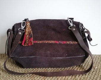 Torba listonoszka z miękkiego zamszu i woskowanego wnętrza / noszona na ciele lub w dłoni / brązowa