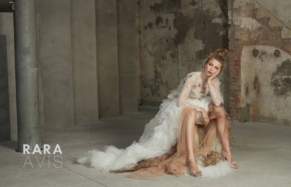 Robe de mari e unique MALINA avec sous robe en organza et fleurs