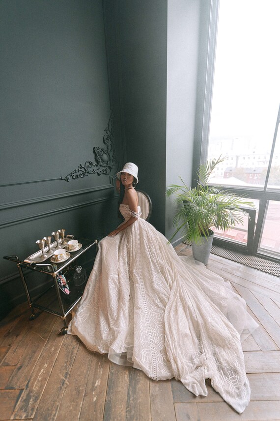 Long tail top wedding dresses