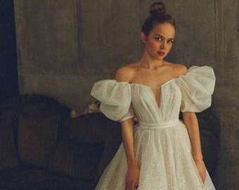 A-line wedding dress Reykjavik with detachable skirt and ballon sleeves