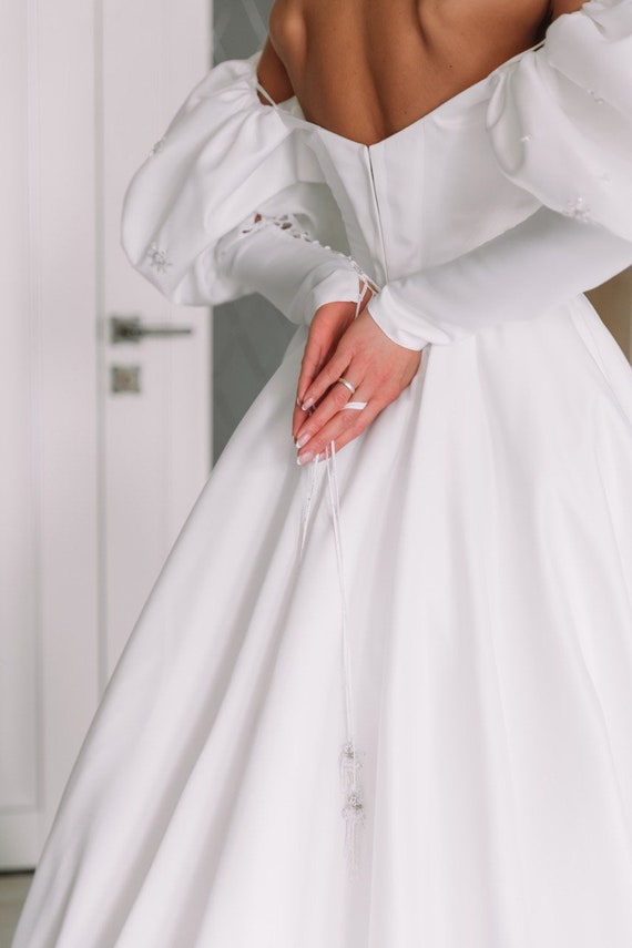 Wedding Dress ITAN With Long Train and 