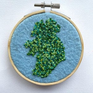 Geborduurde kaart van Ierland, ornament Irish Lucky, kaart van Ierland, Iers cadeau, cadeau uit Ierland, Ierse decoratie, handgemaakte kaart van Ierland