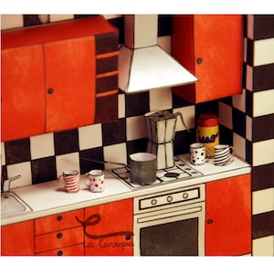 Può includere: Un modello di carta in miniatura di una cucina con armadietti rossi, un paraschizzi a scacchi bianco e nero, un piano cottura, un forno e una caffettiera. Ci sono quattro tazze sul bancone, due con pois rossi e bianchi e due con pois bianchi e blu.