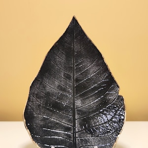 Small leaf plate, handmade ceramic. Decorative plate, ornamental plate. Small plate for jewellery, rings. Series | Ceramic leaf