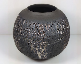 Vaso in ceramica fatta a mano, vaso da interno. Vaso in argilla nera, design moderno. Ceramiche artistiche e decorative. Serie | Terracretta